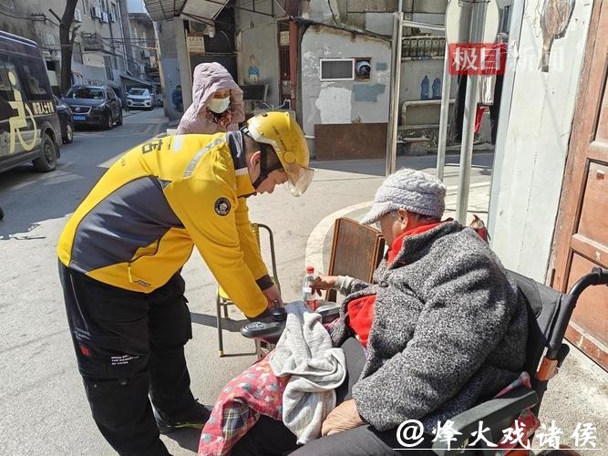 新春走基层|“你送餐我送暖”,上海寒夜里,他们为“不回家的骑士们”送温暖 新春走基层|“你送餐我送暖”,上海寒夜里,他们为“不回家的骑士们”送温暖