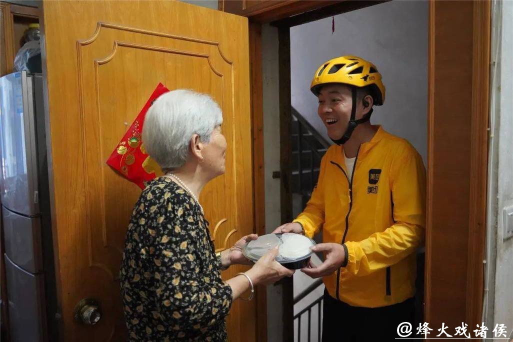 新春走基层|“你送餐我送暖”,上海寒夜里,他们为“不回家的骑士们”送温暖 新春走基层|“你送餐我送暖”,上海寒夜里,他们为“不回家的骑士们”送温暖